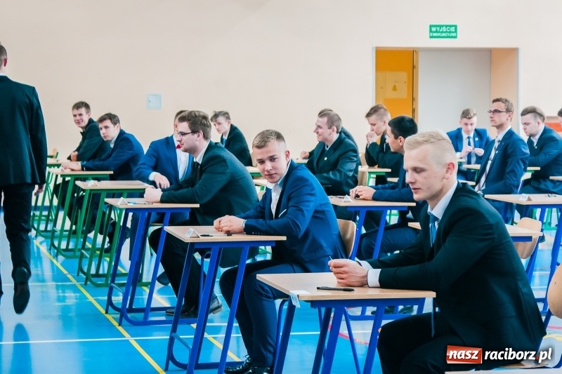 Zdjęcie w galerii na portalu naszraciborz.pl: Matura w Mechaniku. 111 absolwentów przystąpiło do egzaminu dojrzałości wiadomości z regionu