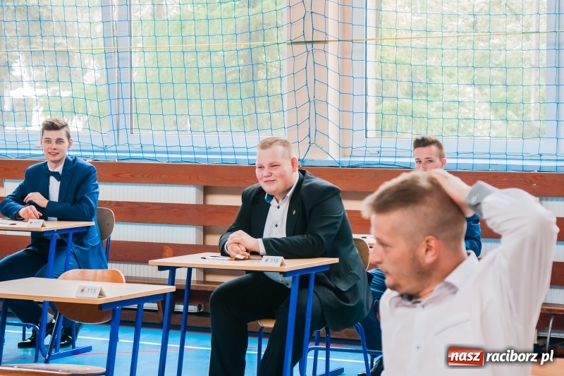 Zdjęcie w galerii na portalu naszraciborz.pl: Matura w Mechaniku. 111 absolwentów przystąpiło do egzaminu dojrzałości wiadomości z regionu