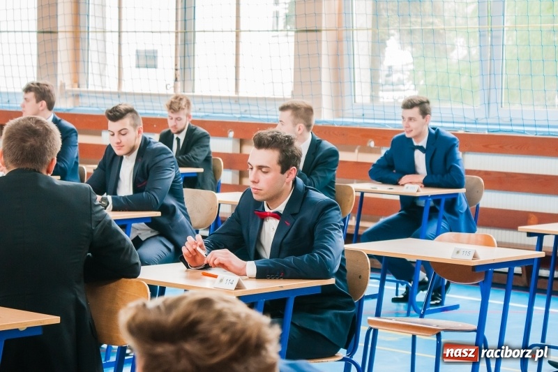 Zdjęcie w galerii na portalu naszraciborz.pl: Matura w Mechaniku. 111 absolwentów przystąpiło do egzaminu dojrzałości wiadomości z regionu