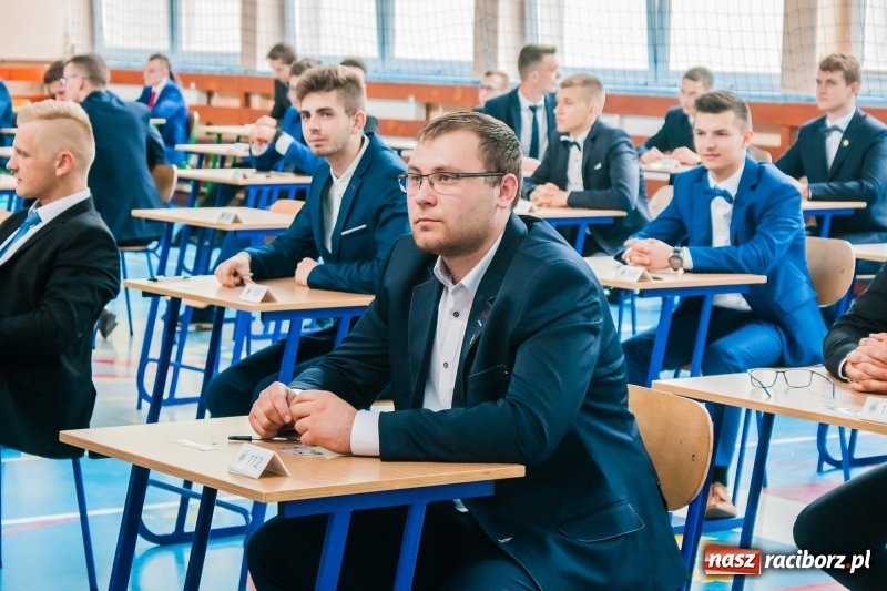 Zdjęcie w galerii na portalu naszraciborz.pl: Matura w Mechaniku. 111 absolwentów przystąpiło do egzaminu dojrzałości wiadomości z regionu