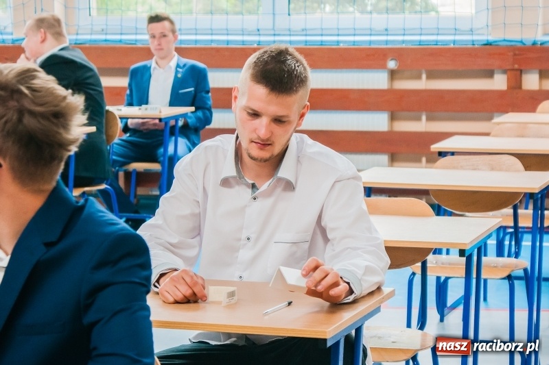 Zdjęcie w galerii na portalu naszraciborz.pl: Matura w Mechaniku. 111 absolwentów przystąpiło do egzaminu dojrzałości wiadomości z regionu