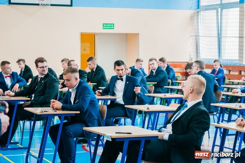 Zdjęcie w galerii na portalu naszraciborz.pl: Matura w Mechaniku. 111 absolwentów przystąpiło do egzaminu dojrzałości wiadomości z regionu