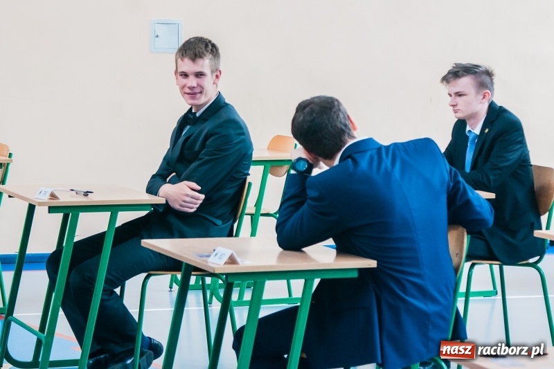 Zdjęcie w galerii na portalu naszraciborz.pl: Matura w Mechaniku. 111 absolwentów przystąpiło do egzaminu dojrzałości wiadomości z regionu