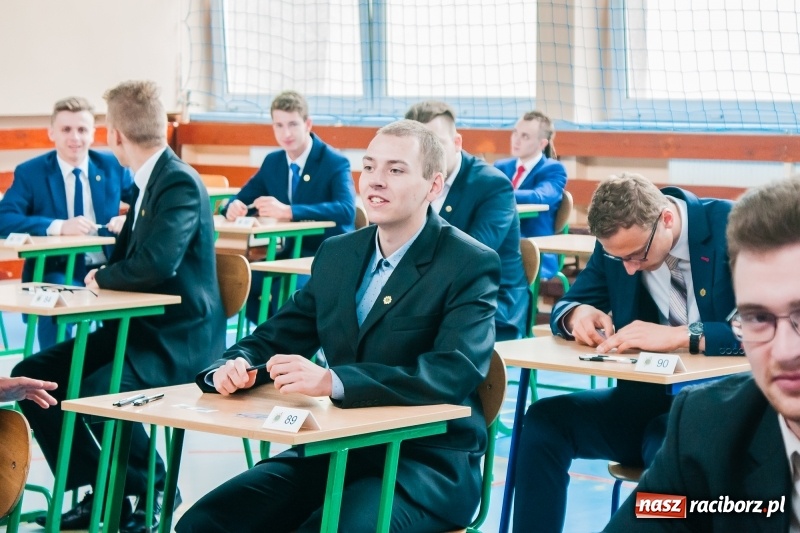 Zdjęcie w galerii na portalu naszraciborz.pl: Matura w Mechaniku. 111 absolwentów przystąpiło do egzaminu dojrzałości wiadomości z regionu