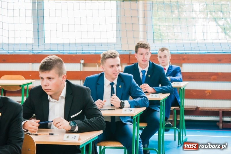 Zdjęcie w galerii na portalu naszraciborz.pl: Matura w Mechaniku. 111 absolwentów przystąpiło do egzaminu dojrzałości wiadomości z regionu