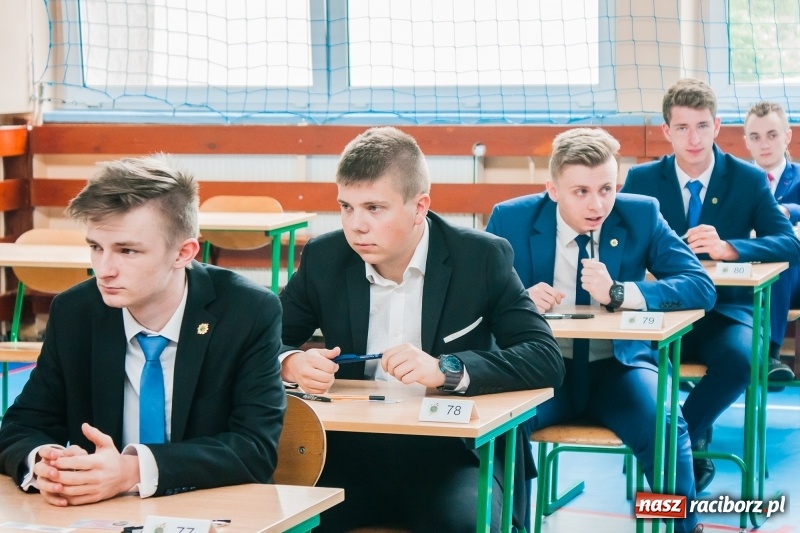 Zdjęcie w galerii na portalu naszraciborz.pl: Matura w Mechaniku. 111 absolwentów przystąpiło do egzaminu dojrzałości wiadomości z regionu