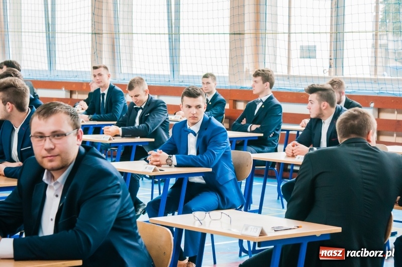 Zdjęcie w galerii na portalu naszraciborz.pl: Matura w Mechaniku. 111 absolwentów przystąpiło do egzaminu dojrzałości wiadomości z regionu
