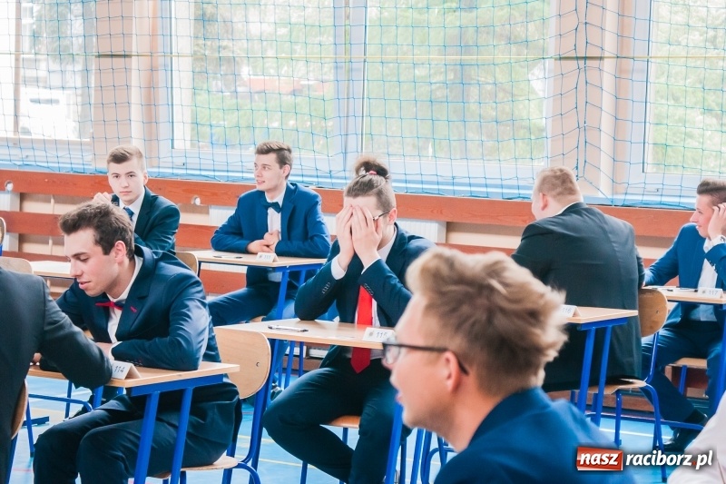 Zdjęcie w galerii na portalu naszraciborz.pl: Matura w Mechaniku. 111 absolwentów przystąpiło do egzaminu dojrzałości wiadomości z regionu