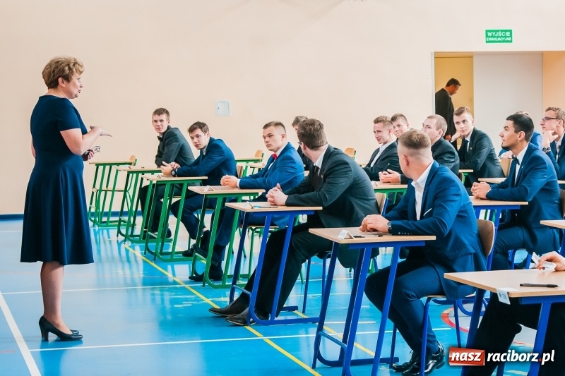 Zdjęcie w galerii na portalu naszraciborz.pl: Matura w Mechaniku. 111 absolwentów przystąpiło do egzaminu dojrzałości wiadomości z regionu