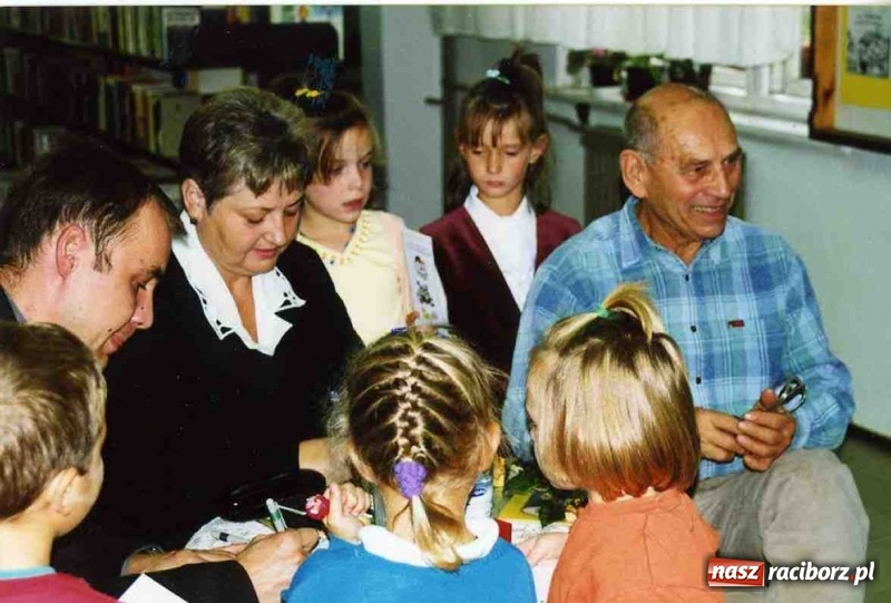 Zdjęcie w galerii na portalu naszraciborz.pl: Jak to na Ocicach drzewiej bywało. Historia miejscowej biblioteki wiadomości z regionu