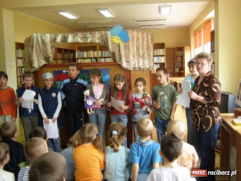 Zdjęcie w galerii na portalu naszraciborz.pl: Jak to na Ocicach drzewiej bywało. Historia miejscowej biblioteki wiadomości z regionu