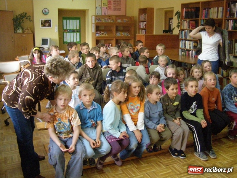 Zdjęcie w galerii na portalu naszraciborz.pl: Jak to na Ocicach drzewiej bywało. Historia miejscowej biblioteki wiadomości z regionu
