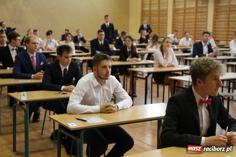 Zdjęcie w galerii na portalu naszraciborz.pl: Matura w ZSOMS. Silni, zwarci, gotowi. Sportowcy i mundurowcy zdają język polski  wiadomości z regionu