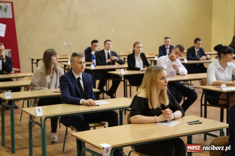 Zdjęcie w galerii na portalu naszraciborz.pl: Matura w ZSOMS. Silni, zwarci, gotowi. Sportowcy i mundurowcy zdają język polski  wiadomości z regionu