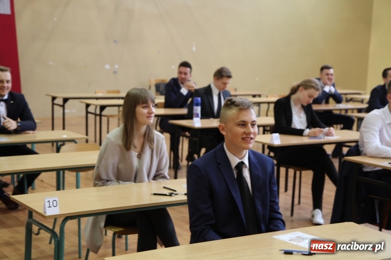 Zdjęcie w galerii na portalu naszraciborz.pl: Matura w ZSOMS. Silni, zwarci, gotowi. Sportowcy i mundurowcy zdają język polski  wiadomości z regionu