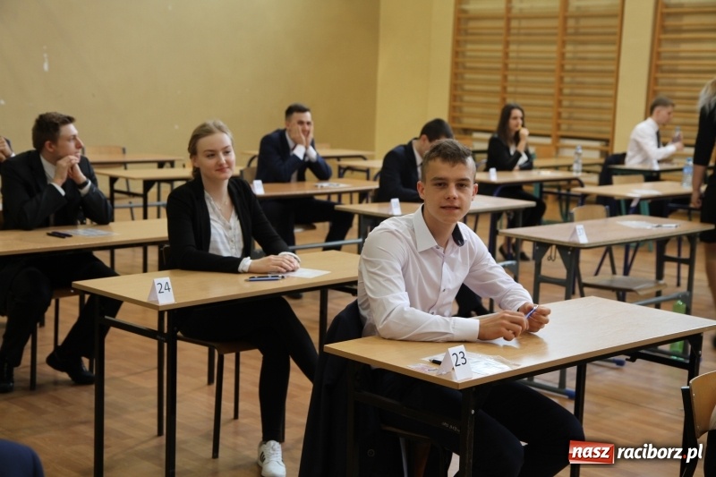 Zdjęcie w galerii na portalu naszraciborz.pl: Matura w ZSOMS. Silni, zwarci, gotowi. Sportowcy i mundurowcy zdają język polski  wiadomości z regionu