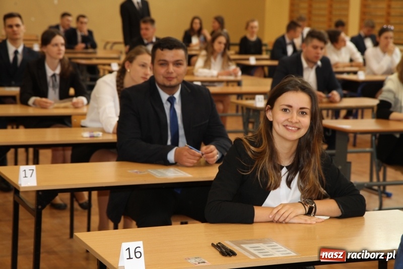 Zdjęcie w galerii na portalu naszraciborz.pl: Matura w ZSOMS. Silni, zwarci, gotowi. Sportowcy i mundurowcy zdają język polski  wiadomości z regionu