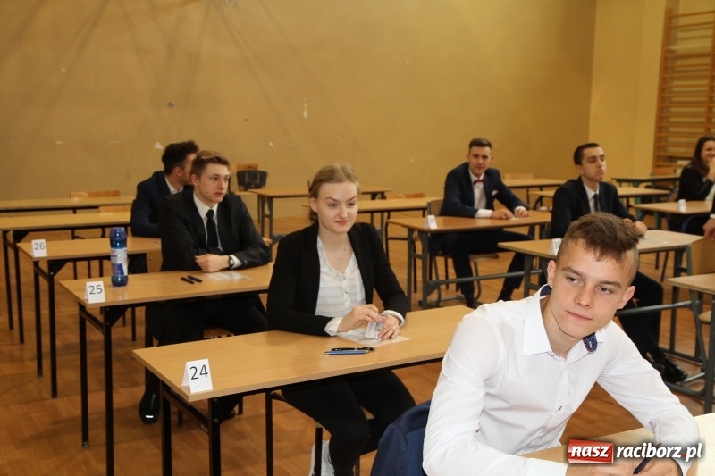 Zdjęcie w galerii na portalu naszraciborz.pl: Matura w ZSOMS. Silni, zwarci, gotowi. Sportowcy i mundurowcy zdają język polski  wiadomości z regionu