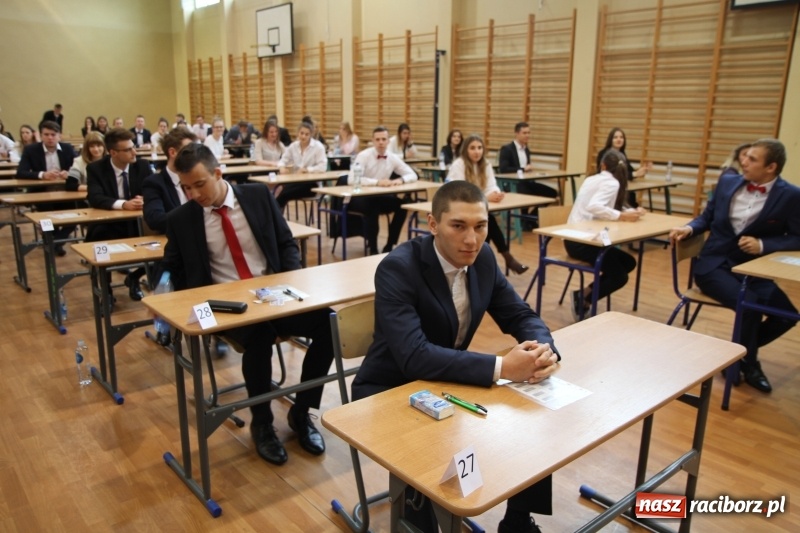 Zdjęcie w galerii na portalu naszraciborz.pl: Matura w ZSOMS. Silni, zwarci, gotowi. Sportowcy i mundurowcy zdają język polski  wiadomości z regionu