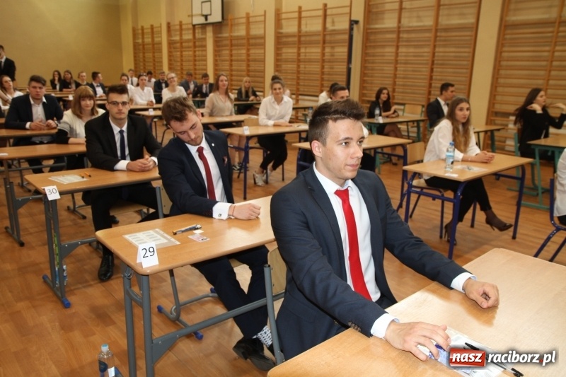 Zdjęcie w galerii na portalu naszraciborz.pl: Matura w ZSOMS. Silni, zwarci, gotowi. Sportowcy i mundurowcy zdają język polski  wiadomości z regionu