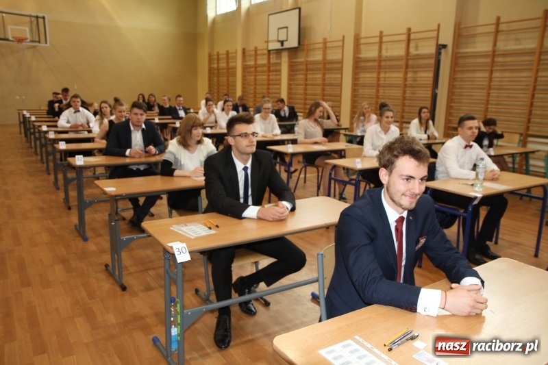 Zdjęcie w galerii na portalu naszraciborz.pl: Matura w ZSOMS. Silni, zwarci, gotowi. Sportowcy i mundurowcy zdają język polski  wiadomości z regionu