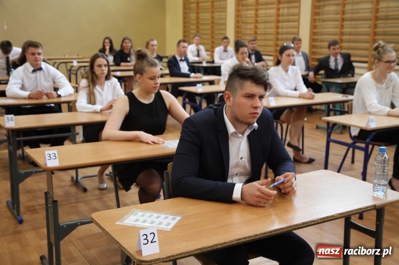 Zdjęcie w galerii na portalu naszraciborz.pl: Matura w ZSOMS. Silni, zwarci, gotowi. Sportowcy i mundurowcy zdają język polski  wiadomości z regionu