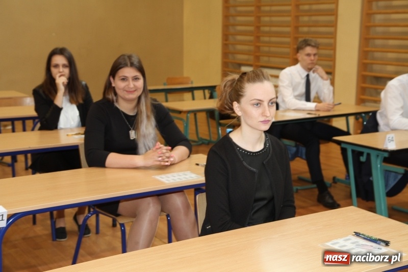 Zdjęcie w galerii na portalu naszraciborz.pl: Matura w ZSOMS. Silni, zwarci, gotowi. Sportowcy i mundurowcy zdają język polski  wiadomości z regionu