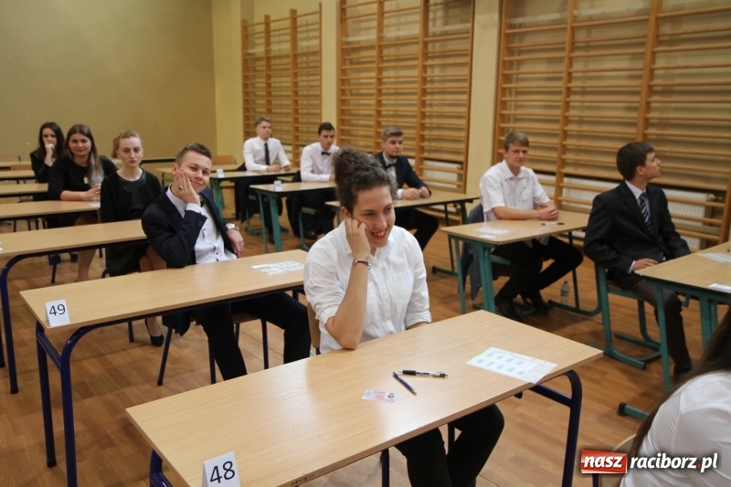 Zdjęcie w galerii na portalu naszraciborz.pl: Matura w ZSOMS. Silni, zwarci, gotowi. Sportowcy i mundurowcy zdają język polski  wiadomości z regionu