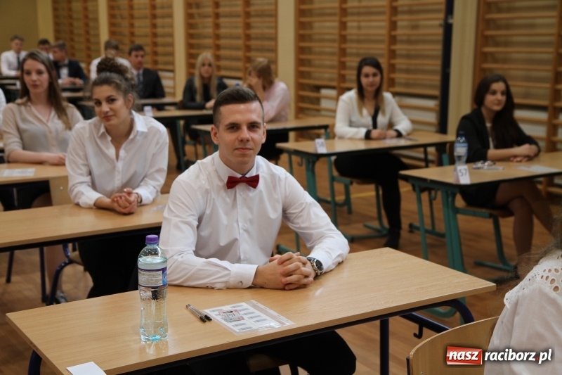 Zdjęcie w galerii na portalu naszraciborz.pl: Matura w ZSOMS. Silni, zwarci, gotowi. Sportowcy i mundurowcy zdają język polski  wiadomości z regionu