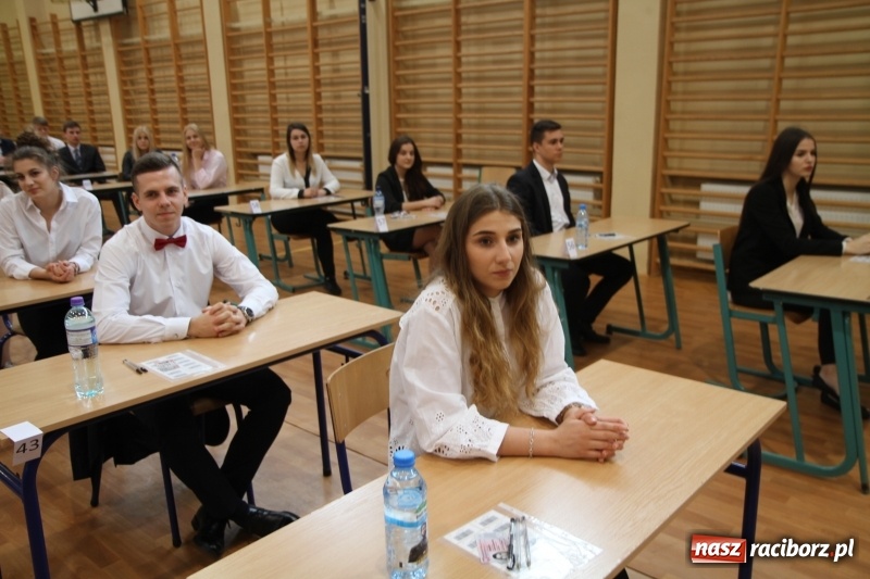 Zdjęcie w galerii na portalu naszraciborz.pl: Matura w ZSOMS. Silni, zwarci, gotowi. Sportowcy i mundurowcy zdają język polski  wiadomości z regionu