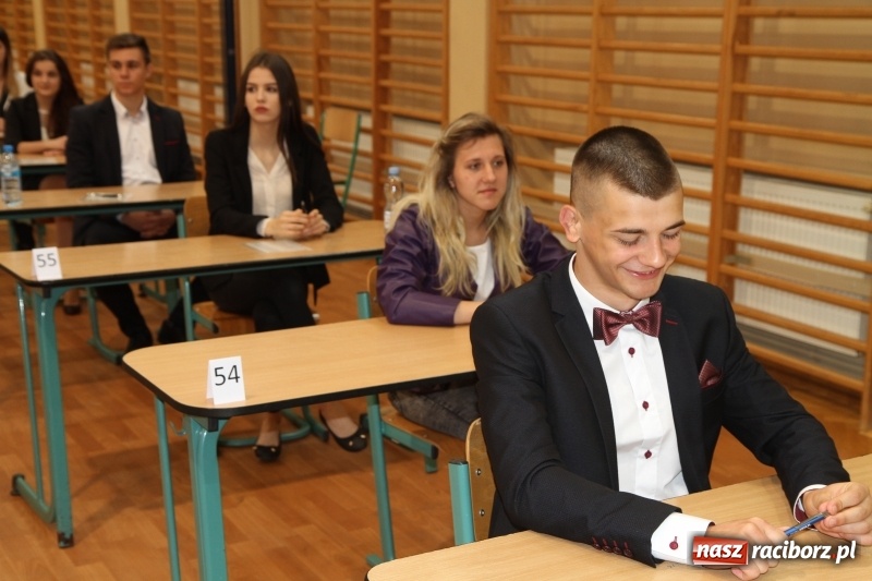 Zdjęcie w galerii na portalu naszraciborz.pl: Matura w ZSOMS. Silni, zwarci, gotowi. Sportowcy i mundurowcy zdają język polski  wiadomości z regionu