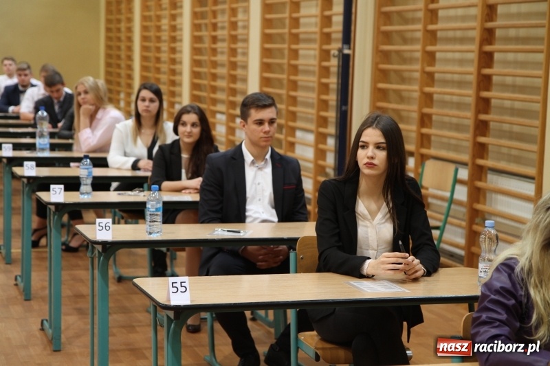 Zdjęcie w galerii na portalu naszraciborz.pl: Matura w ZSOMS. Silni, zwarci, gotowi. Sportowcy i mundurowcy zdają język polski  wiadomości z regionu