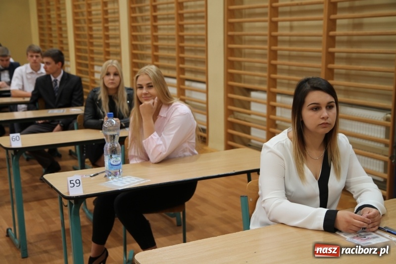 Zdjęcie w galerii na portalu naszraciborz.pl: Matura w ZSOMS. Silni, zwarci, gotowi. Sportowcy i mundurowcy zdają język polski  wiadomości z regionu