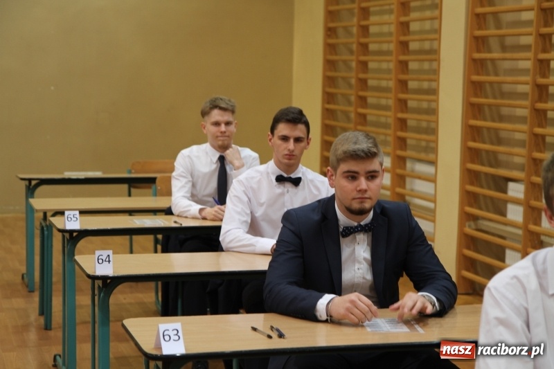 Zdjęcie w galerii na portalu naszraciborz.pl: Matura w ZSOMS. Silni, zwarci, gotowi. Sportowcy i mundurowcy zdają język polski  wiadomości z regionu