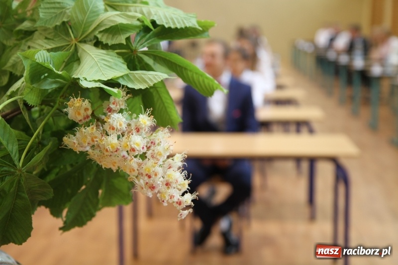 Zdjęcie w galerii na portalu naszraciborz.pl: Matura w ZSOMS. Silni, zwarci, gotowi. Sportowcy i mundurowcy zdają język polski  wiadomości z regionu