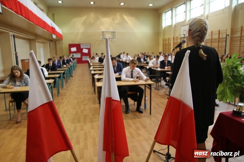 Zdjęcie w galerii na portalu naszraciborz.pl: Matura w ZSOMS. Silni, zwarci, gotowi. Sportowcy i mundurowcy zdają język polski  wiadomości z regionu