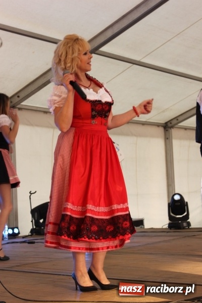 Zdjęcie w galerii na portalu naszraciborz.pl: Biesiadny trzeci dzień majówki w Nędzy porwał do tańca wiadomości z regionu