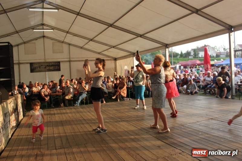 Zdjęcie w galerii na portalu naszraciborz.pl: Biesiadny trzeci dzień majówki w Nędzy porwał do tańca wiadomości z regionu