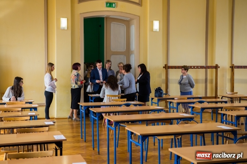 Zdjęcie w galerii na portalu naszraciborz.pl: Matura w Ekonomiku. Dobry humor i motywujący stres wiadomości z regionu