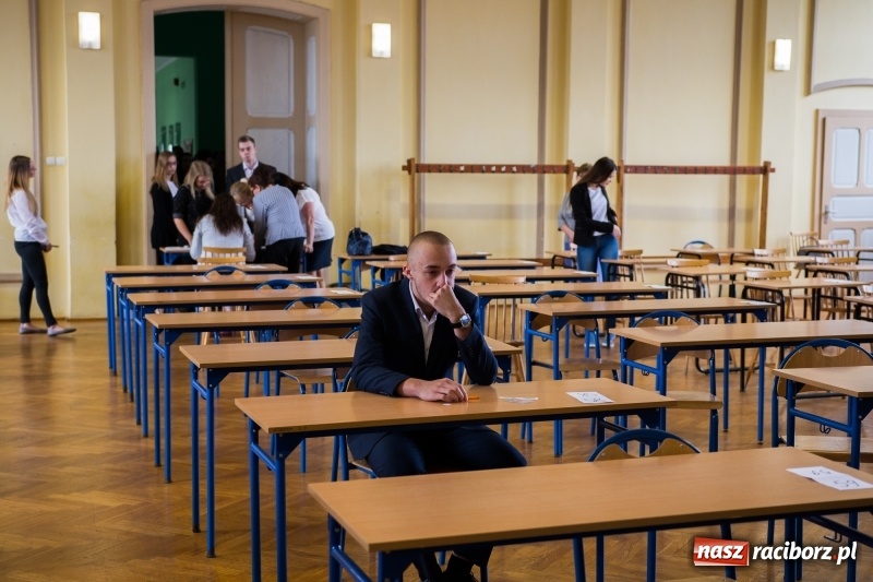 Zdjęcie w galerii na portalu naszraciborz.pl: Matura w Ekonomiku. Dobry humor i motywujący stres wiadomości z regionu