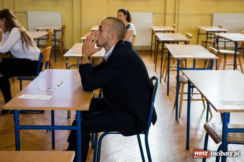 Zdjęcie w galerii na portalu naszraciborz.pl: Matura w Ekonomiku. Dobry humor i motywujący stres wiadomości z regionu