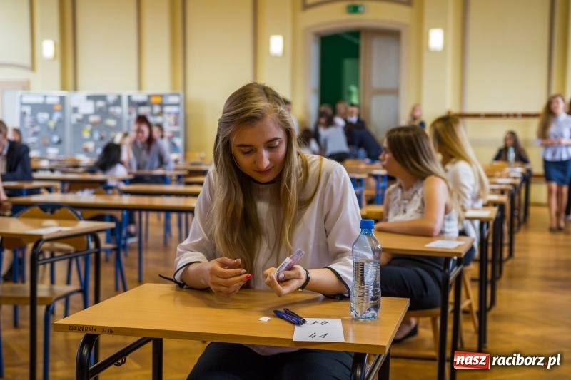 Zdjęcie w galerii na portalu naszraciborz.pl: Matura w Ekonomiku. Dobry humor i motywujący stres wiadomości z regionu