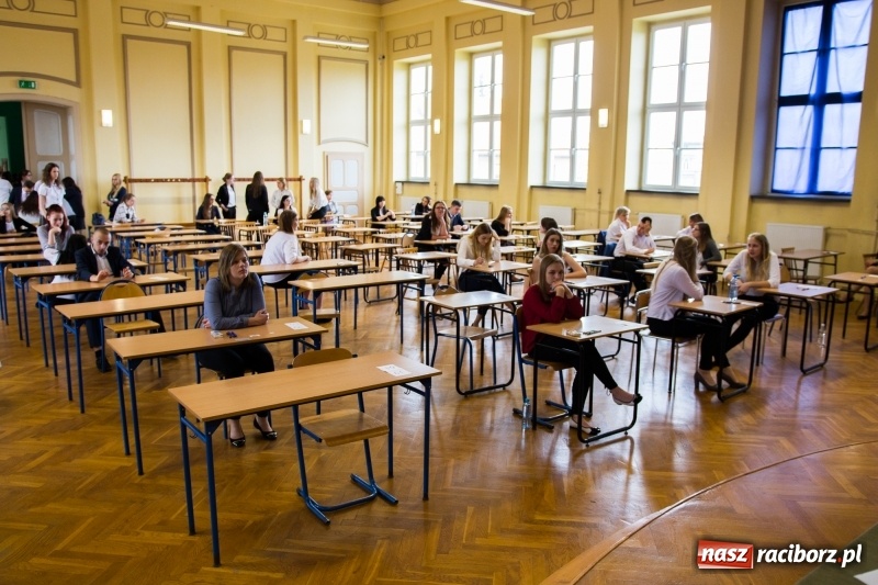 Zdjęcie w galerii na portalu naszraciborz.pl: Matura w Ekonomiku. Dobry humor i motywujący stres wiadomości z regionu