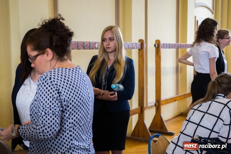 Zdjęcie w galerii na portalu naszraciborz.pl: Matura w Ekonomiku. Dobry humor i motywujący stres wiadomości z regionu