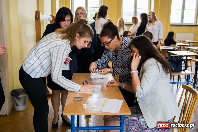 Zdjęcie w galerii na portalu naszraciborz.pl: Matura w Ekonomiku. Dobry humor i motywujący stres wiadomości z regionu
