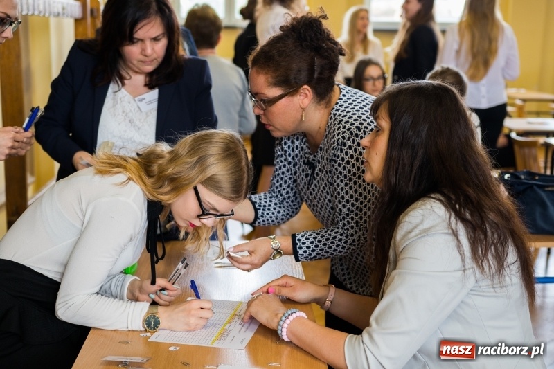 Zdjęcie w galerii na portalu naszraciborz.pl: Matura w Ekonomiku. Dobry humor i motywujący stres wiadomości z regionu