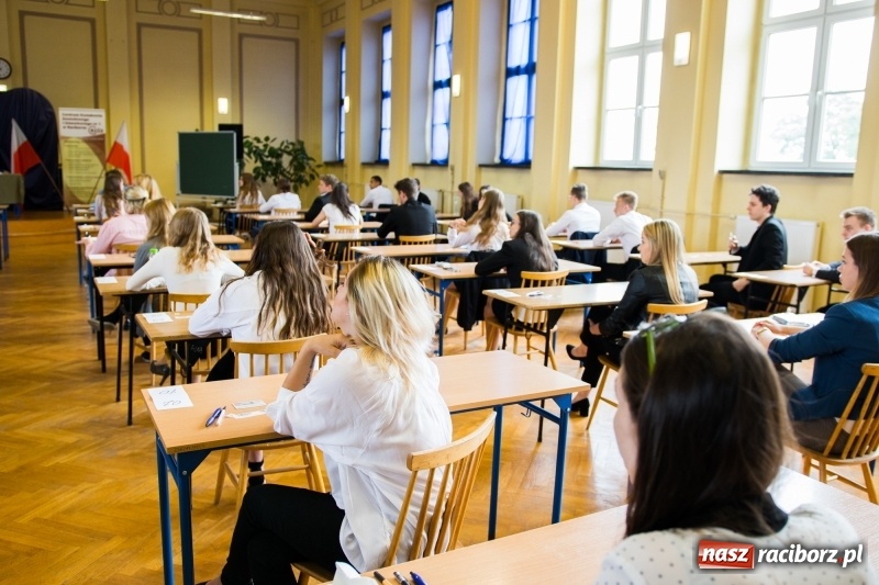 Zdjęcie w galerii na portalu naszraciborz.pl: Matura w Ekonomiku. Dobry humor i motywujący stres wiadomości z regionu
