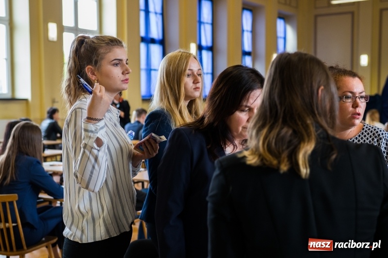 Zdjęcie w galerii na portalu naszraciborz.pl: Matura w Ekonomiku. Dobry humor i motywujący stres wiadomości z regionu