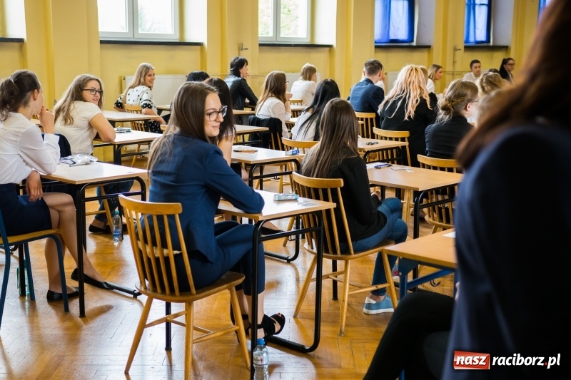Zdjęcie w galerii na portalu naszraciborz.pl: Matura w Ekonomiku. Dobry humor i motywujący stres wiadomości z regionu