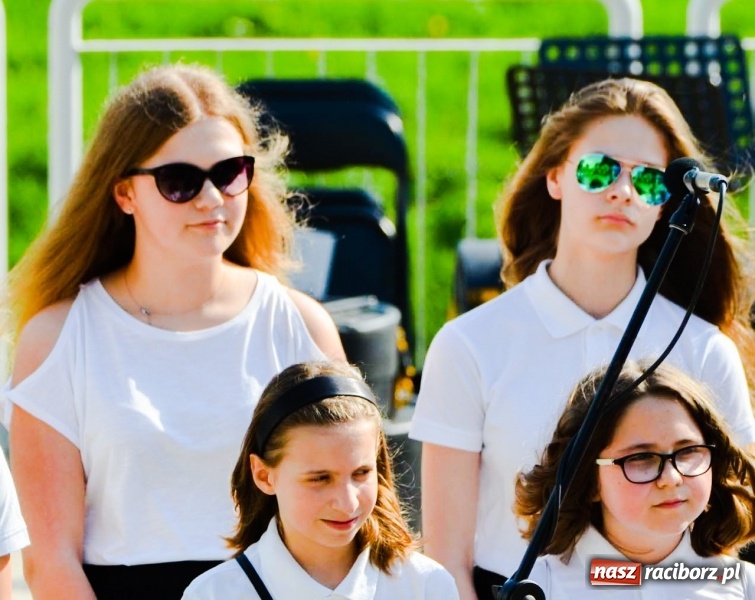 Zdjęcie w galerii na portalu naszraciborz.pl: Summer 2018. Jakie okularki przeciwsłoneczne proponują na lato raciborzanie i nasi goście wiadomości z regionu